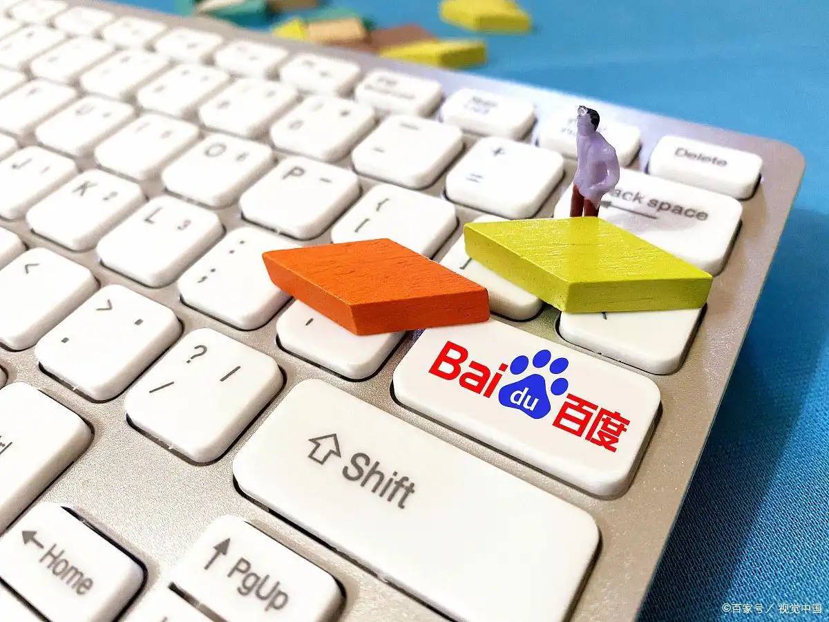 拴绳大狗惨遭柯基主人砸酒瓶爆头